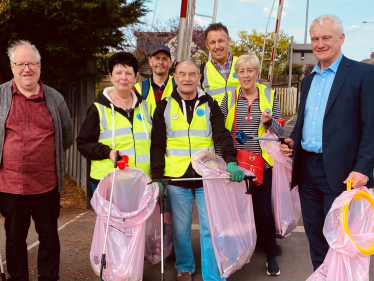 Graham Stuart MP Litter Picking with the Beverley Wombles