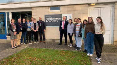 Graham Stuart MP with Cllr John Dennis, Cllr Sue Steel and students at Holderness Academy